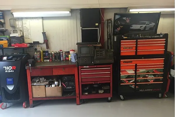 Diagnostic and air conditioning equipment in the Raimondi Auto Services workshop Old Woking
